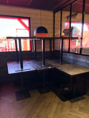 une table et une chaise dans une pièce dotée d'une grande fenêtre