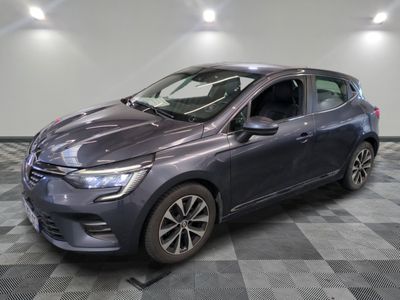 la voiture grise est garée dans le garage sur un sol en damier