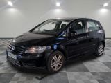 la volkswagen golf noire est garée sur un carrelage à carreaux