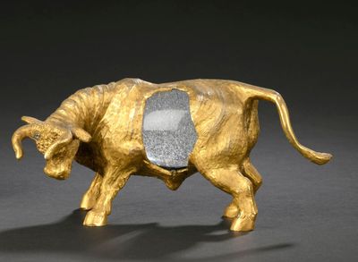 figurine en laiton représentant un taureau avec une pierre dans le dos
