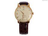 gros plan d'une montre sur fond blanc avec un bracelet marron