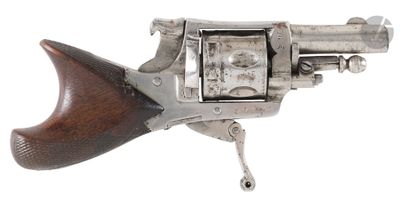 un vieux fusil avec une poignée en bois sur fond blanc