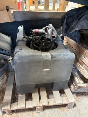 une image d'un tas de ferraille dans un garage