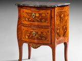 une petite commode en bois avec dessus en marbre