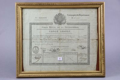 un cadre doré sur lequel est posé un certificat, posé sur une table