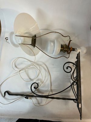 J/ Lampe à suspendre avec son équerre en fer forgé, abat jou…