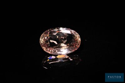 un diamant rose sur une surface noire