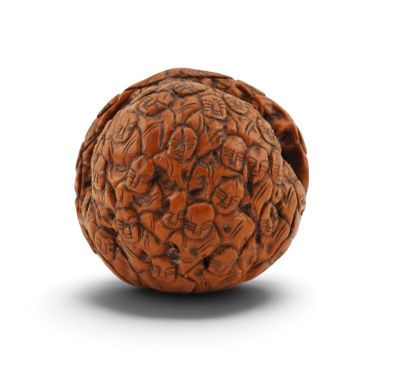 un gros plan d'une boule en bois posée sur une surface blanche