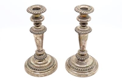 paire de chandeliers anciens en argent sur fond blanc