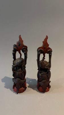PAIRE DE SUJETS en bois sculpté laqué rouge représentant un …