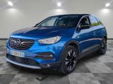 Le SUV Opel bleu est garé dans une grande pièce.