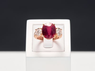 Bague en or rose 18k ornée d'un rubis (traité) de 7,55 carat…