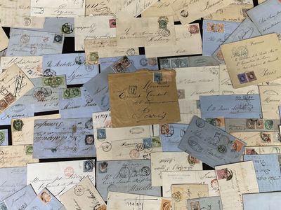 beaucoup de vieilles cartes postales sur la table