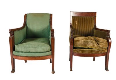 paire de chaises anciennes avec des coussins rembourrés verts et une structure en bois