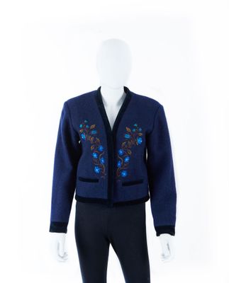 un mannequin vêtu d'un pull bleu et d'un pantalon noir