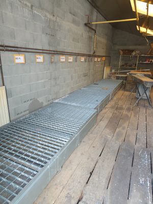 une grille métallique au milieu d'une pièce