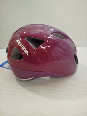 Le casque est violet et comporte une bande blanche sur le côté.