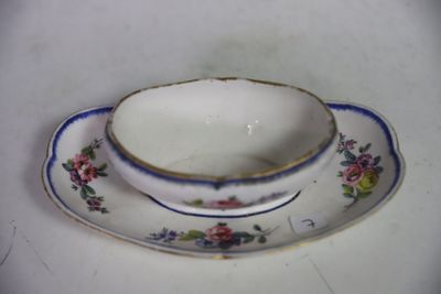un bol et une soucoupe posés sur une assiette, le tout sur une surface blanche