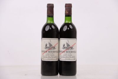 deux bouteilles de vin posées sur une table l'une à côté de l'autre