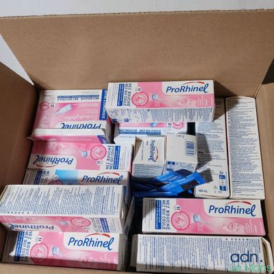 une boîte contenant du dentifrice et des brosses à dents