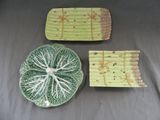 trois assiettes vertes ornées de motifs décoratifs, posées sur une table