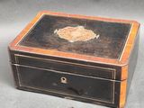 une petite boîte en bois contenant une clé