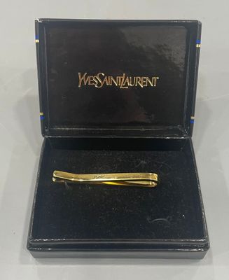 YVES SAINT LAURENT Pince à cravate doré Dans une boite de la…