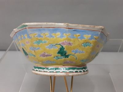 un grand bol posé sur un socle, exposé dans une vitrine