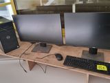 deux écrans d'ordinateur et un clavier sur un bureau