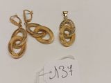 deux paires de boucles d'oreilles et une étiquette sur un fond blanc