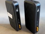 deux appareils électroniques noirs posés côte à côte sur une table