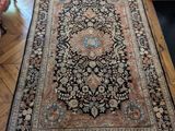 un grand tapis sur le sol d'un salon