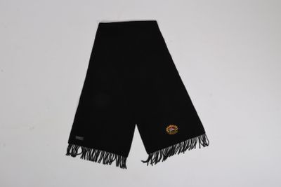 une écharpe noire à franges sur fond blanc