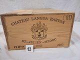 une vieille boîte en bois avec une étiquette posée sur une table