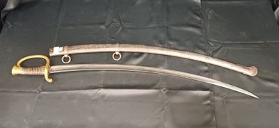 une image représentant une paire d'épées posées sur un tissu noir