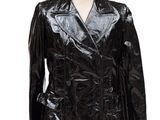une veste en cuir noir posée sur un mannequin, sur fond blanc