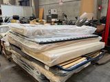 un gros tas de matelas et d'autres objets dans un entrepôt