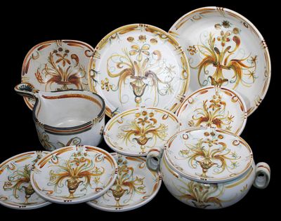 il y a toutes sortes d'assiettes et de tasses sur la table