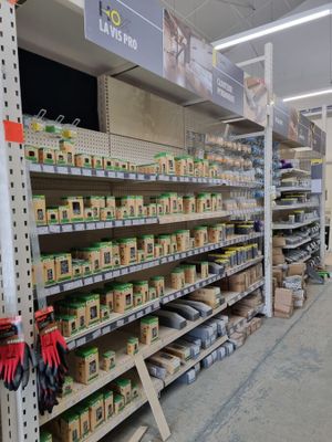 de nombreuses étagères dans le magasin qui contiennent différents articles