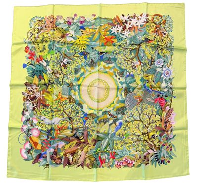 une écharpe carrée verte ornée d'un motif floral