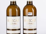 deux bouteilles de vin posées l'une à côté de l'autre sur une table