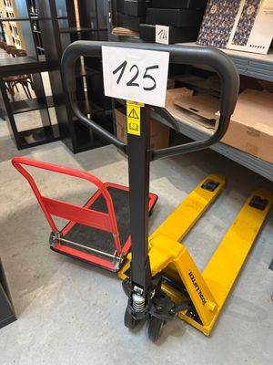 un chariot élévateur avec un panneau dans un entrepôt
