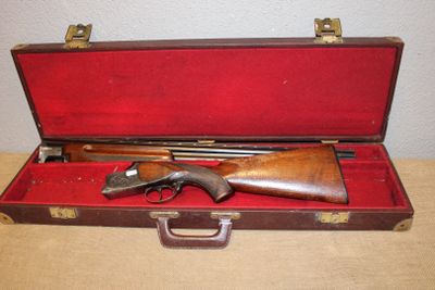 un pistolet dans un étui posé sur une table