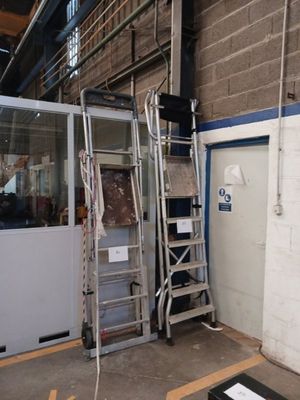une échelle appuyée contre un mur dans un bâtiment