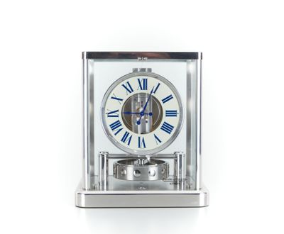 une horloge argentée ornée de chiffres romains bleus