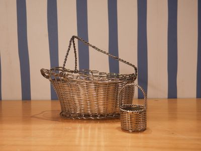 un panier en osier et un verre posés sur une table