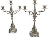 une paire de chandeliers plaqués argent sur pied
