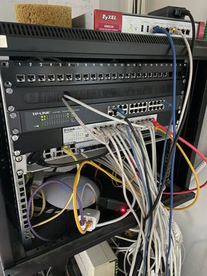 un faisceau de câbles reliés à un ordinateur