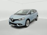 Une voiture bleue est garée dans une pièce blanche au sol blanc.