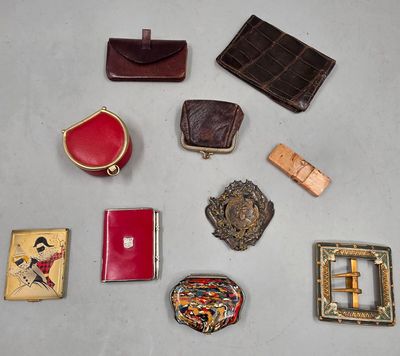 de nombreux modèles différents de sacs à main et de portefeuilles posés sur la table